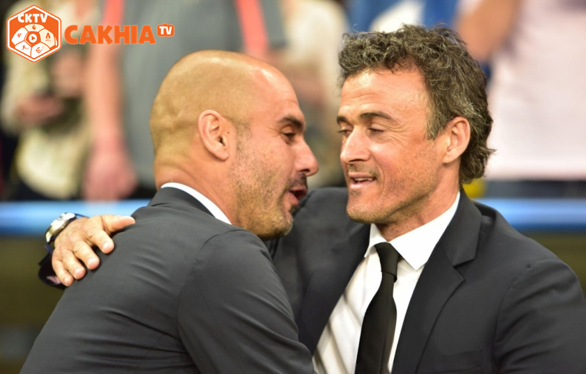 Pep Guardiola cố gắng tạo bầu không khí vui vẻ tới Luis Enrique. Ảnh: Getty